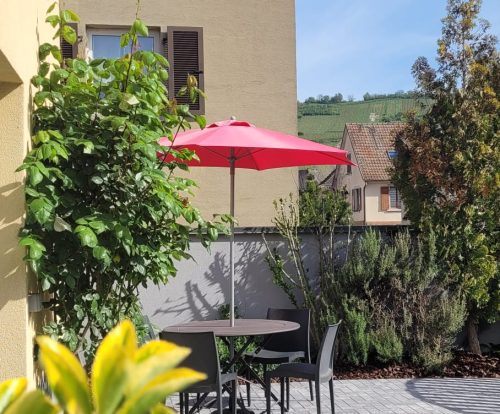 Table et chaises à l'extérieur du gite